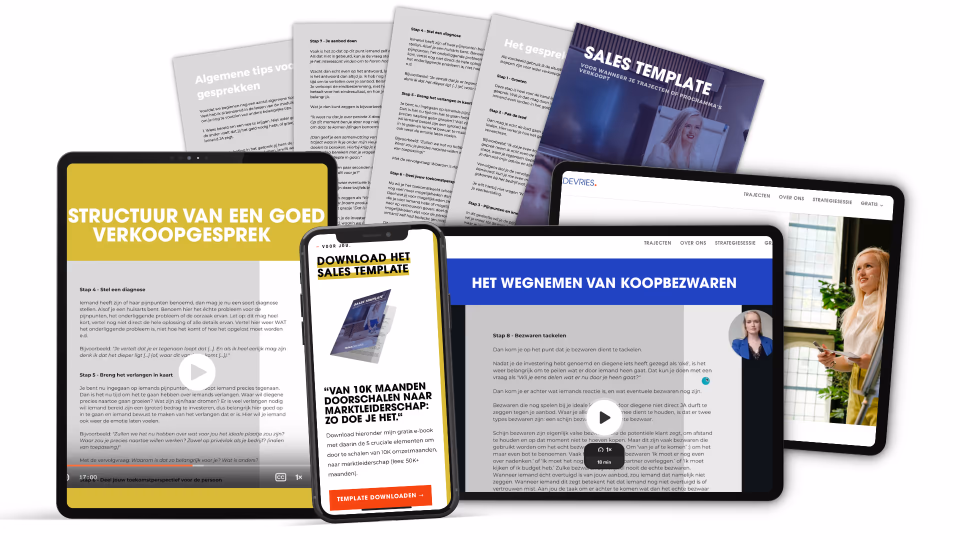 Een collage van digitale apparaten met verkooptraining content: een tablet toont structuur van een goed verkoopgesprek, een smartphone met een sales template downloadpagina, en een ander tablet met een video over het wegnemen van koopbezwaren, plus op de achtergrond papieren documenten en een vrouw die presenteert.