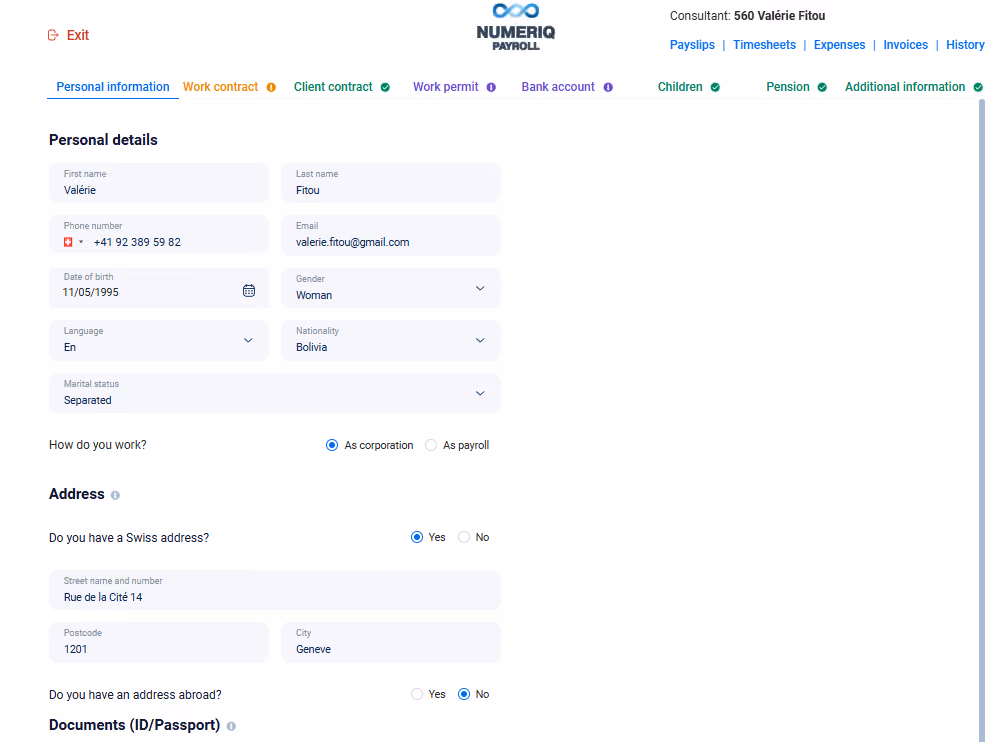 Interface utilisateur de NUMERIQ PAYROLL affichant les informations personnelles de la consultante Valérie Fitou, notamment son nom, son numéro de téléphone, son adresse e-mail, sa date de naissance, son sexe, sa langue, sa nationalité, son état civil, son type d'emploi et son adresse en Suisse.