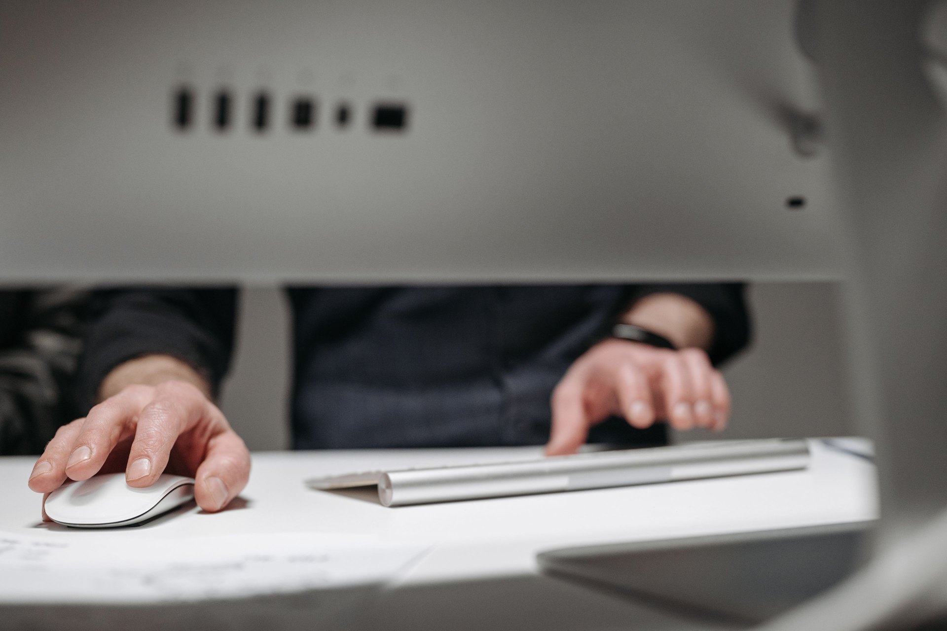 Hände an einer Tastatur, die eine Lohnsoftware in der Schweiz bedienen