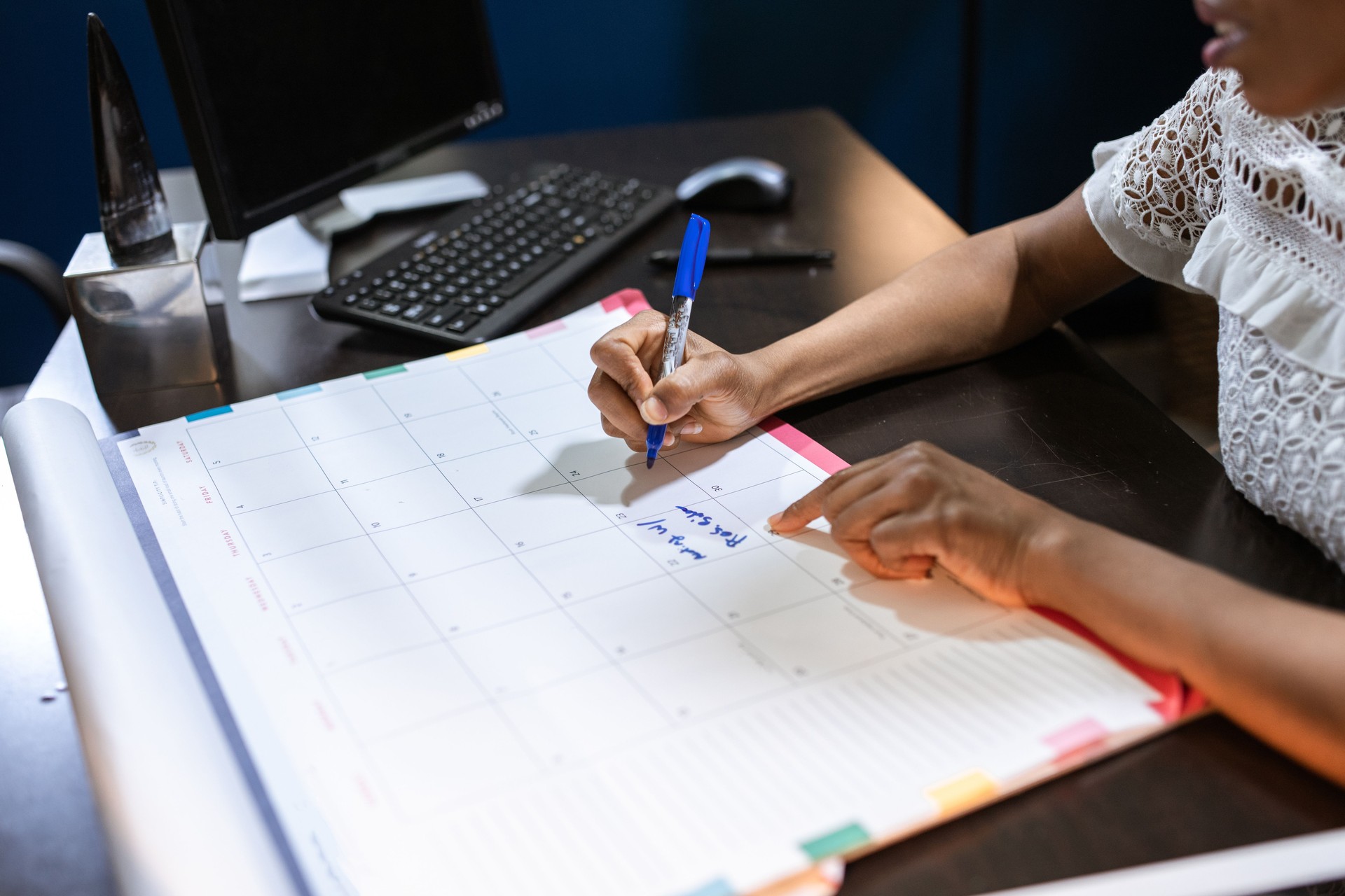 Dates notées dans un planning mensuel pour prévoir la masse salariale en Suisse