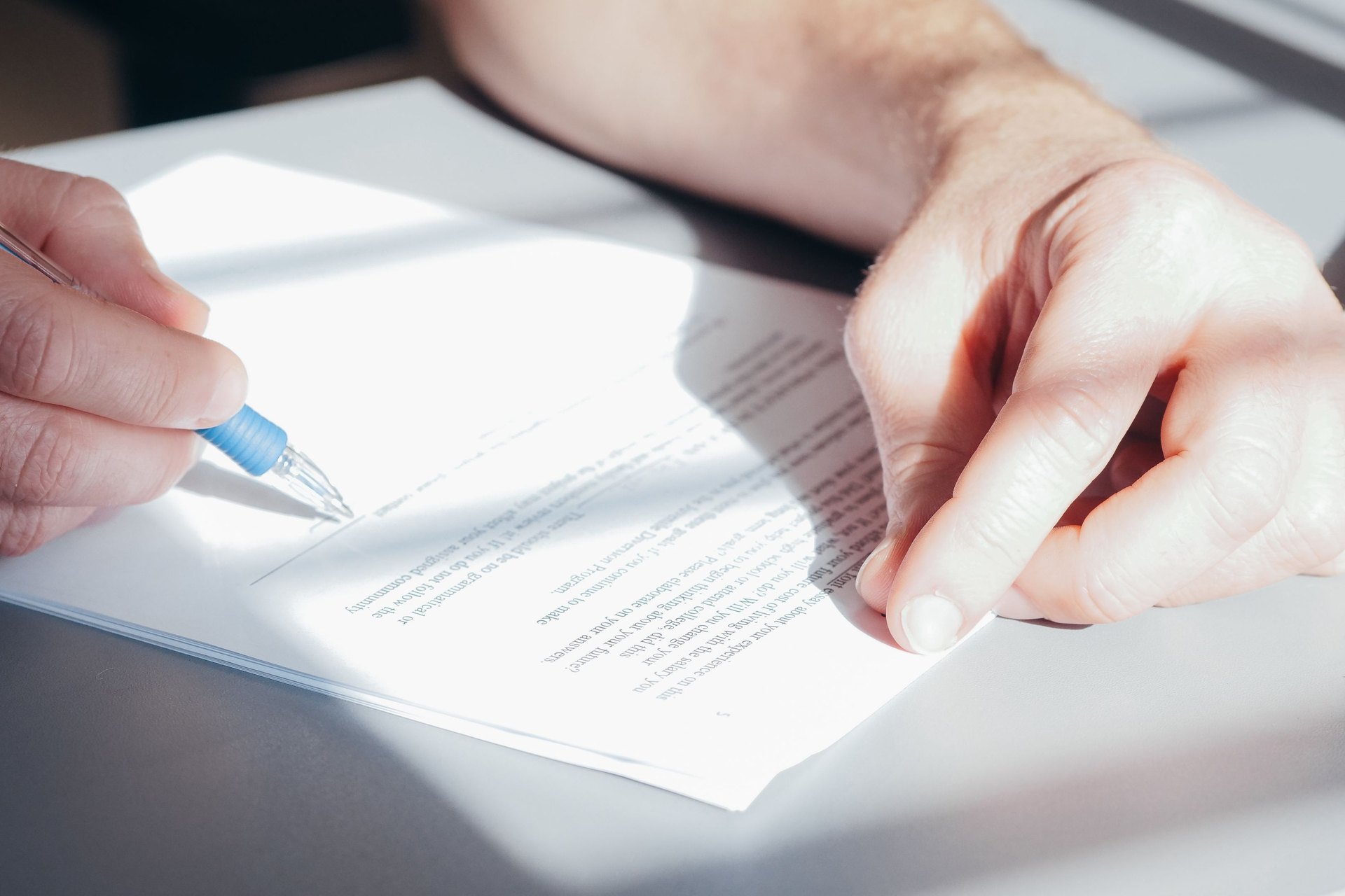 Filling in a form by hand, the first step in joining a compensation fund as a self-employed person in Switzerland