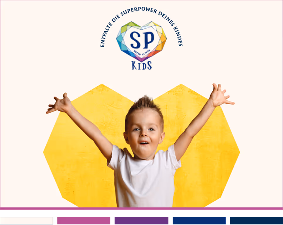 Ein lachendes Kind mit ausgestreckten Armen vor einem gelben Herz, darüber das Logo von SP Kids mit dem Text 'Entfalte die Superpower deines Kindes'.