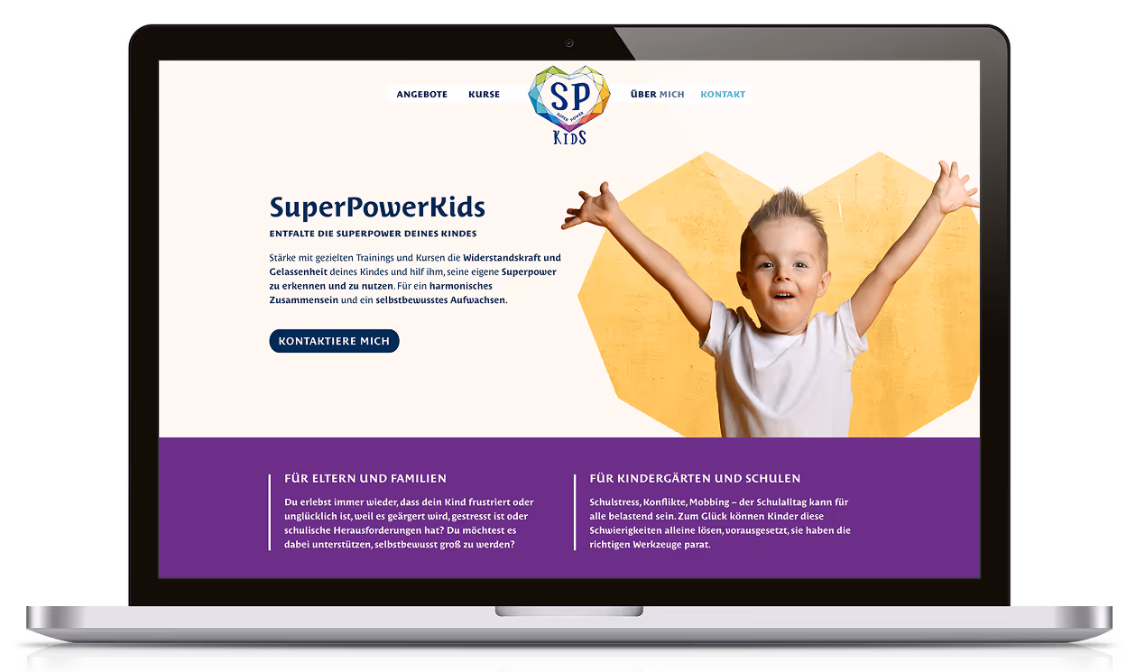 Laptop zeigt Startseite von SuperPowerKids mit Bild eines Jungen vor gelbem Herz, Text über Kinderförderung und Kontaktbutton.