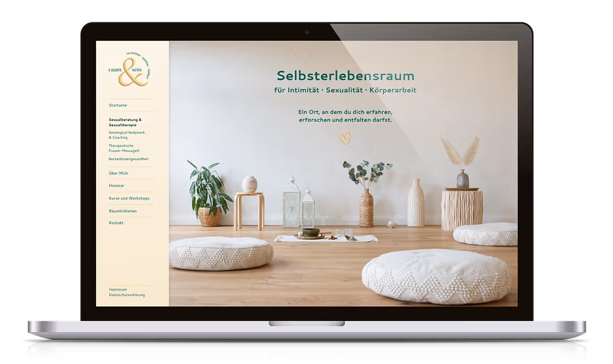 Laptopbildschirm zeigt eine ruhige Meditationsraum-Webseite mit Sitzkissen, Pflanzen und Vasen auf Holzboden.