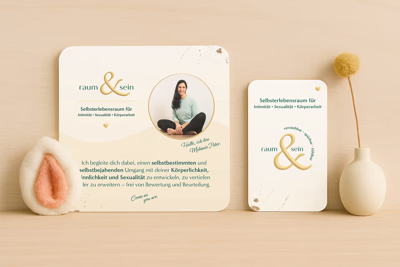 Zwei Informationskarten zur Begleitung bei Intimität, Sexualität und Körperarbeit, eine mit einem Foto von Melanie Peter, neben einem weißen Vasenobjekt und einem flauschigen Dekoartikel.