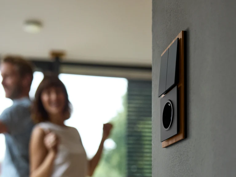 Busch‑art linear® van Busch‑Jaeger: Cradle to Cradle Certified® zilveren lichtschakelaar met minimalistische vorm, hoog gerecycleerd gehalte en verminderde CO₂-balans.