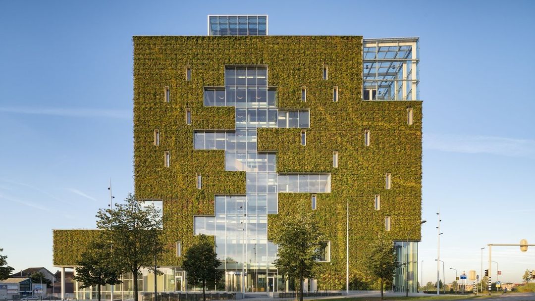 Ontdek het stadhuis van Venlo: een meesterwerk van duurzame architectuur dat meer energie opwekt dan het verbruikt!