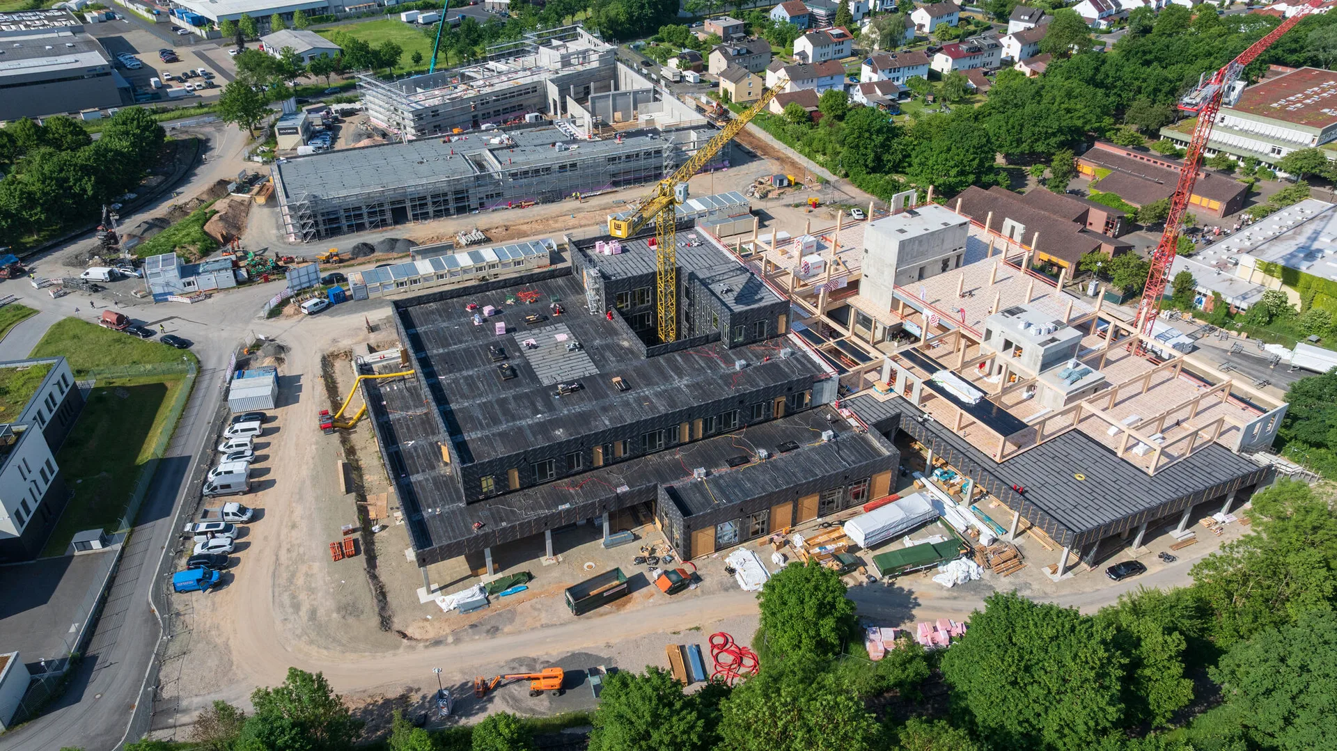 Die Offene Schule Waldau in Kassel zeigt, wie sich moderne Bildungsarchitektur und kreislauffähiges Bauen nach C2C-Prinzipien zu einem langfristigen Gesamtkonzept verbinden lassen.