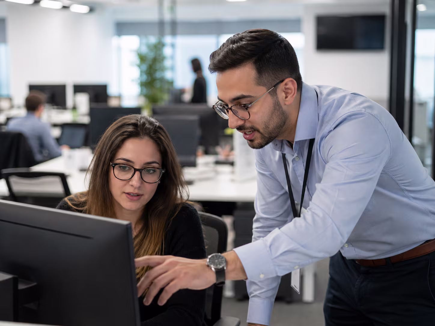 IT helpdesk technician assisting office