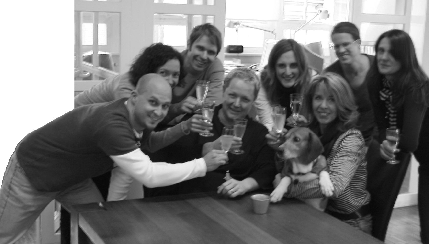 Weihnachtsfeier in der Agentur mit Team, Partner:innen und Hund Tara.