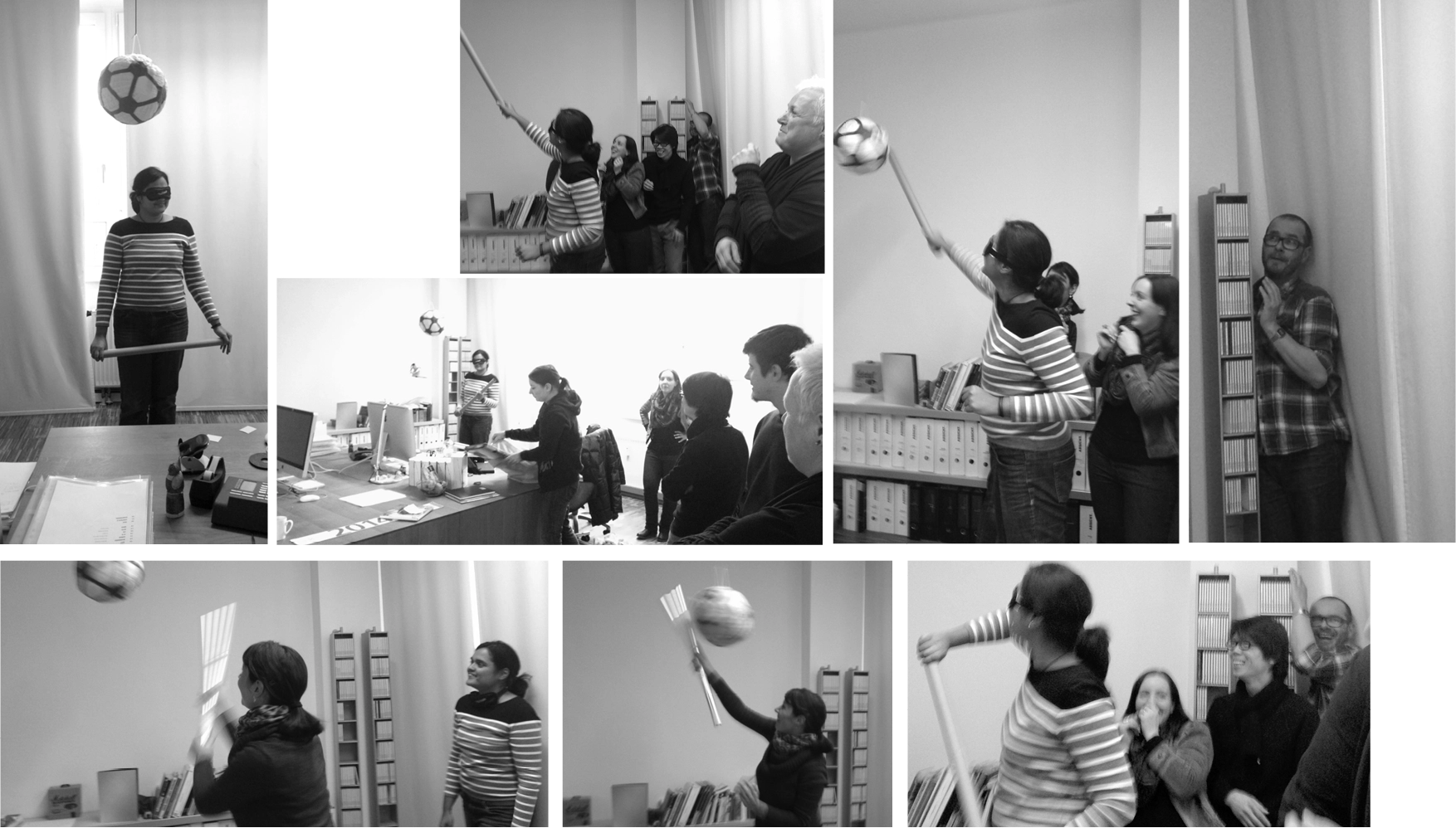 Teamspiel mit verbundenen Augen in der Agentur: Person schlägt blind auf hängenden Ball, Spaßaktion für Kreativität.