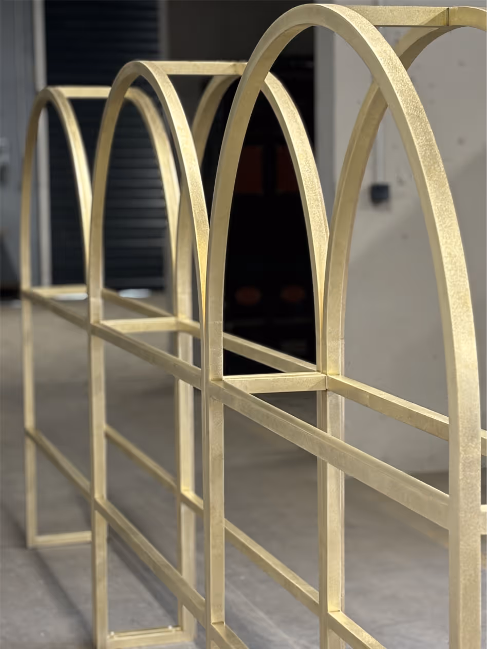 Arches en laiton vibré pour le casino de Grasse