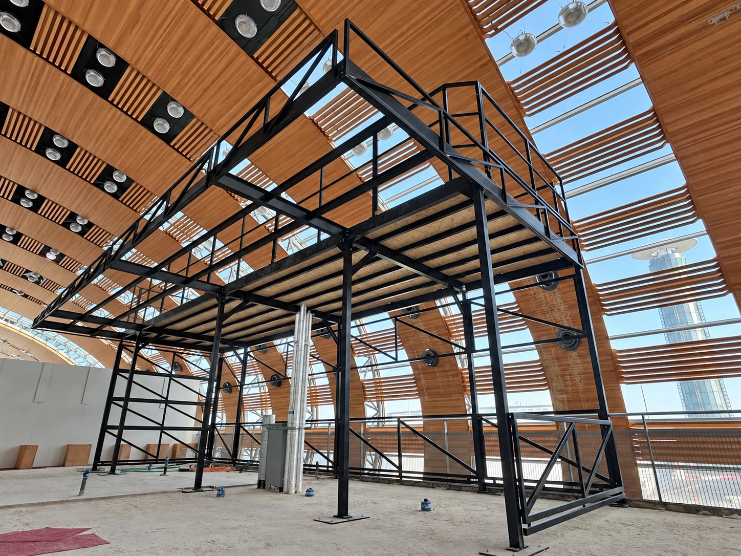 EATALY à Paris-CDG — Structure de mezzanine métallique sous la toiture du terminal