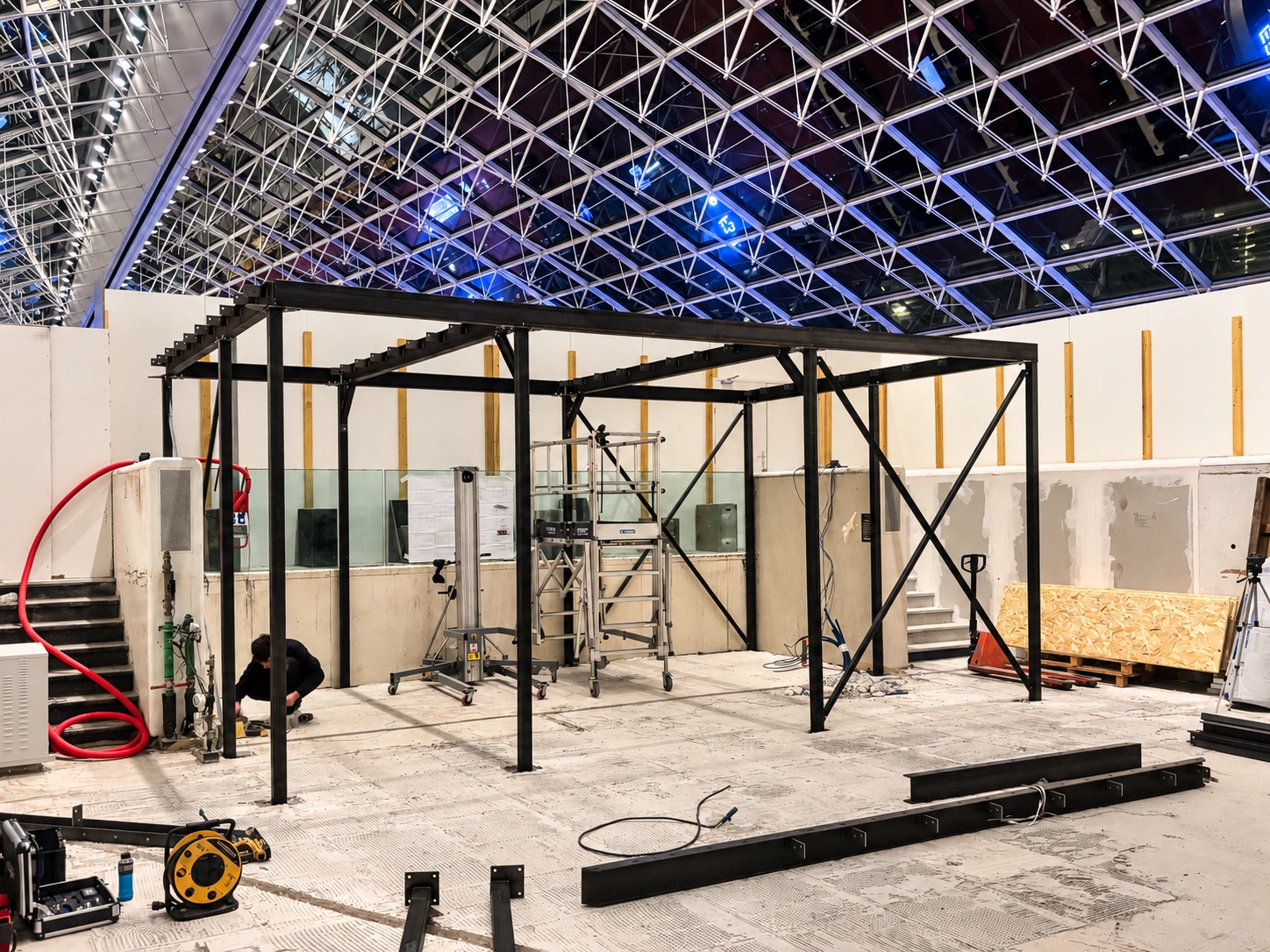 Premier projet PAM : ossature métallique et contreventements de la mezzanine en cours d’assemblage