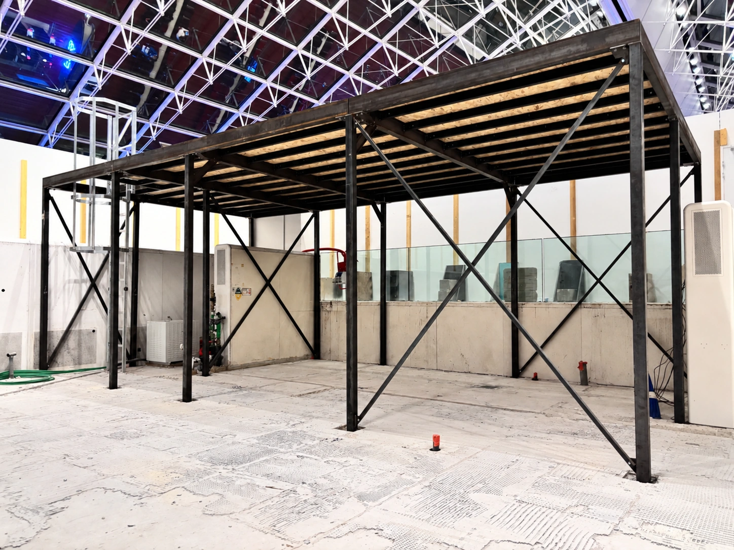 Mezzanine métallique du premier projet PAM avec son plancher en place, vue sous la structure