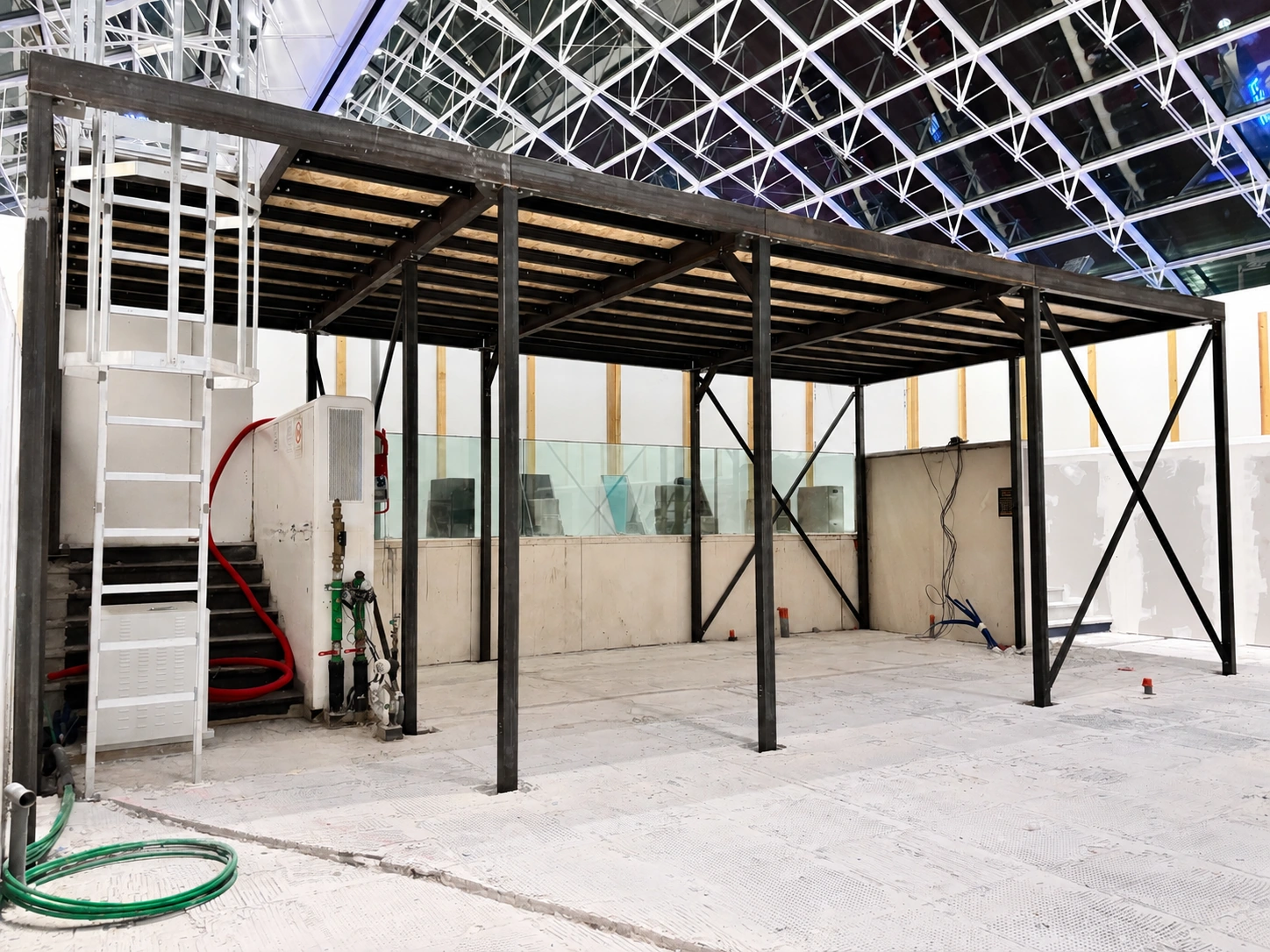 Structure et plancher de la mezzanine du premier projet PAM, vus depuis l’accès