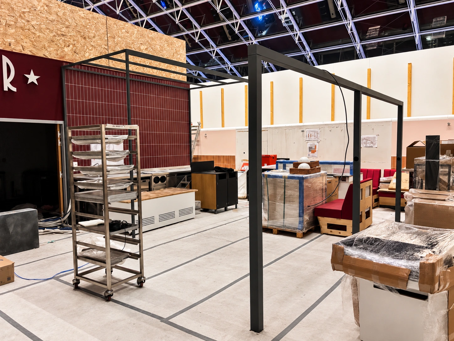 Éléments métalliques et mobilier pendant la pose de l’agencement du premier projet PAM