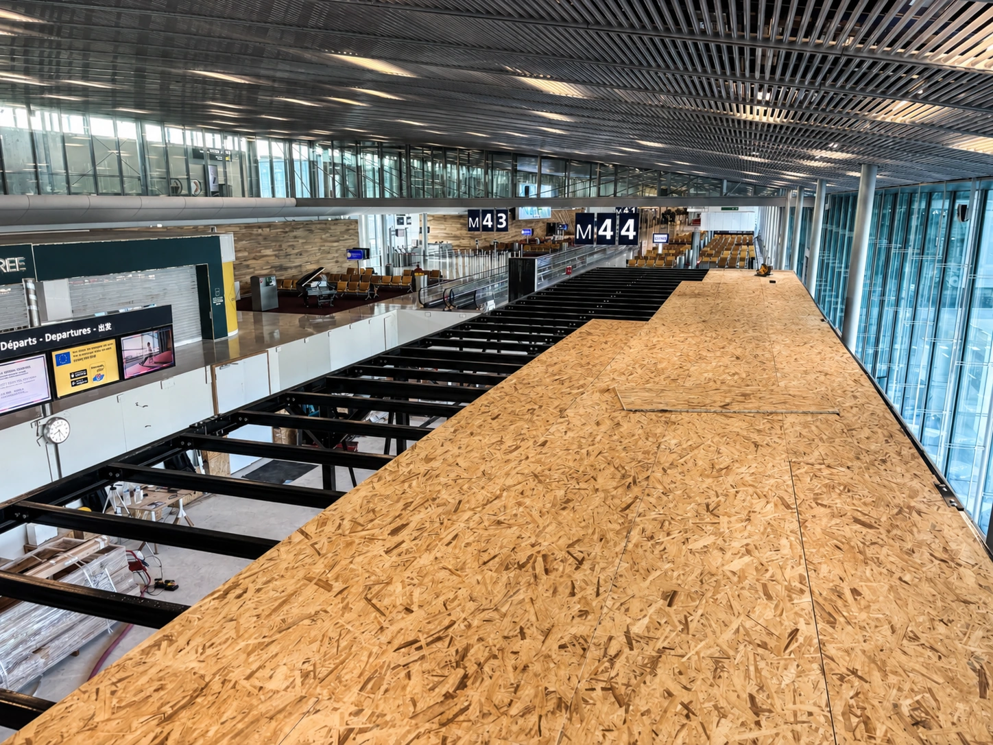 Plancher en panneaux OSB partiellement posé sur la deuxième mezzanine PAM