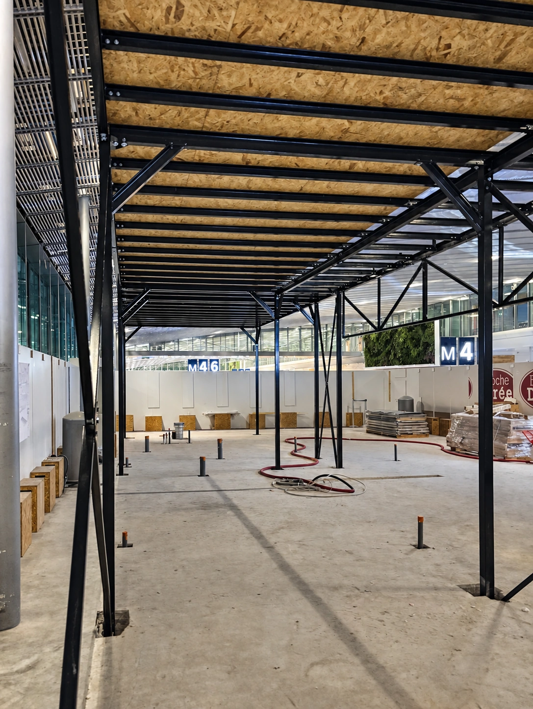 Vue sous la deuxième mezzanine PAM avec la structure métallique et le plancher en place
