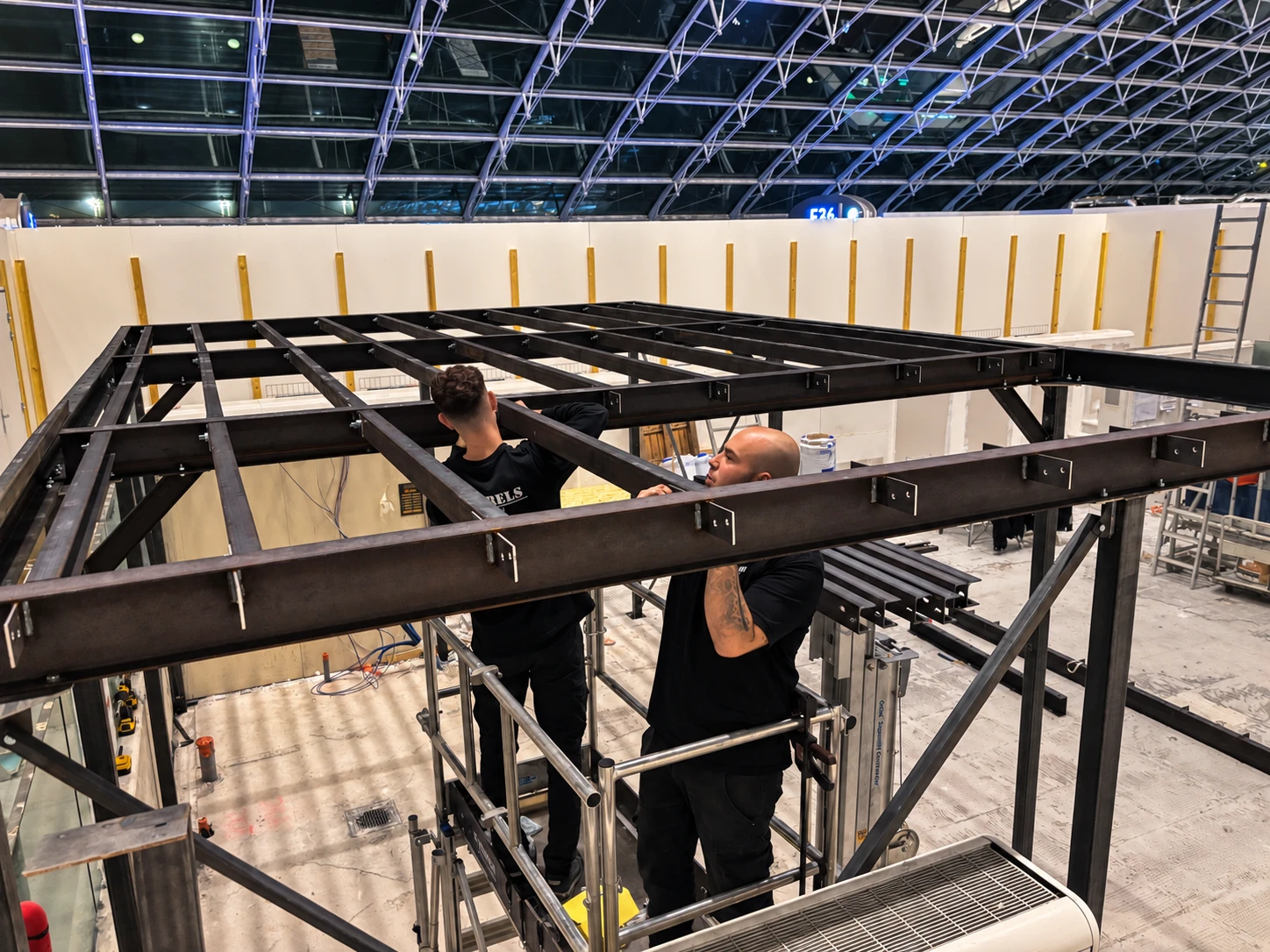 Deux métalliers BARRELS assemblant les solives de la mezzanine du premier projet PAM