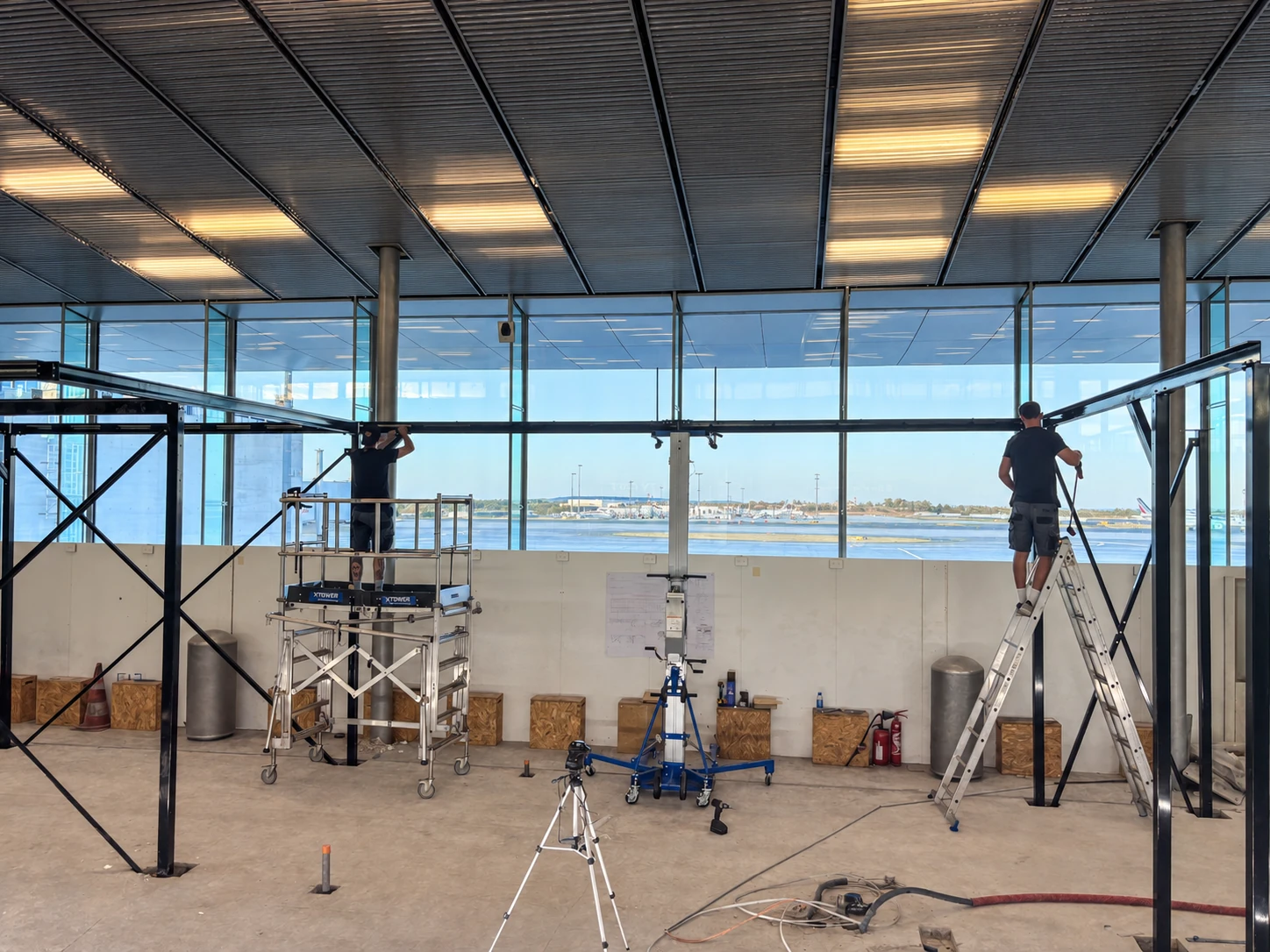Pose des éléments de la structure métallique de la deuxième mezzanine PAM