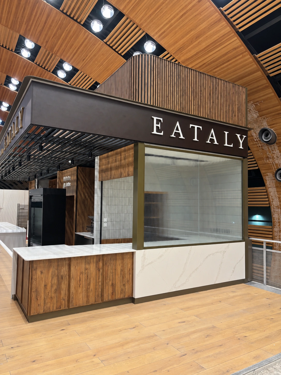 Verrière et agencement du restaurant EATALY à Paris–Charles-de-Gaulle, photographiés avant l’ouverture