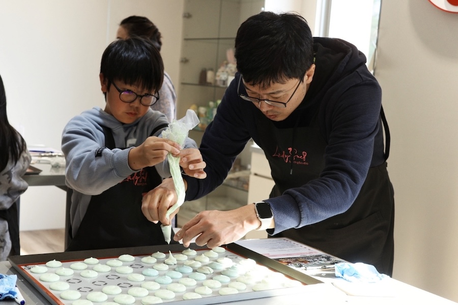 爸爸媽媽陪孩子共同體驗烘焙樂趣的完美瞬間