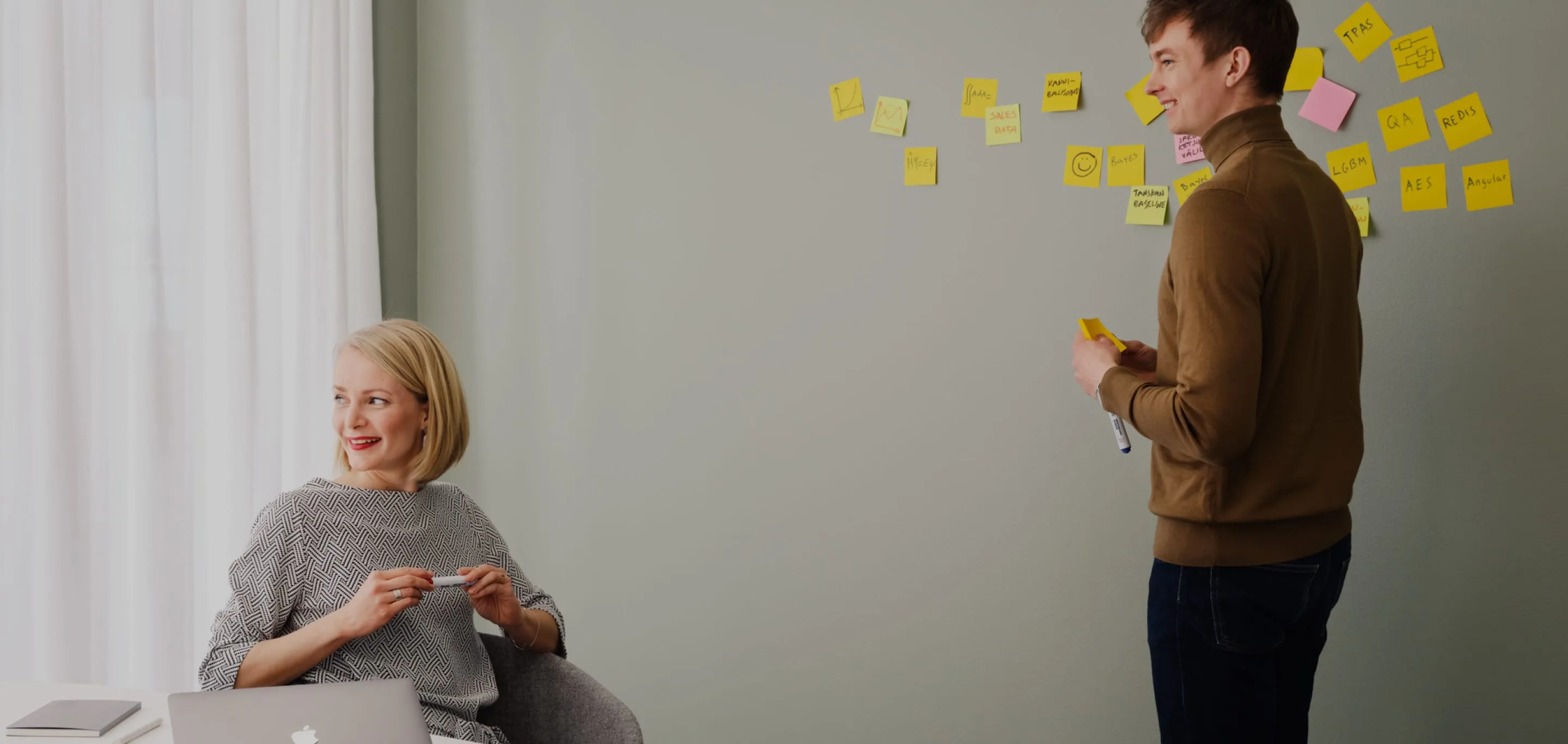 Two people in a brainstorm session for Analyse2