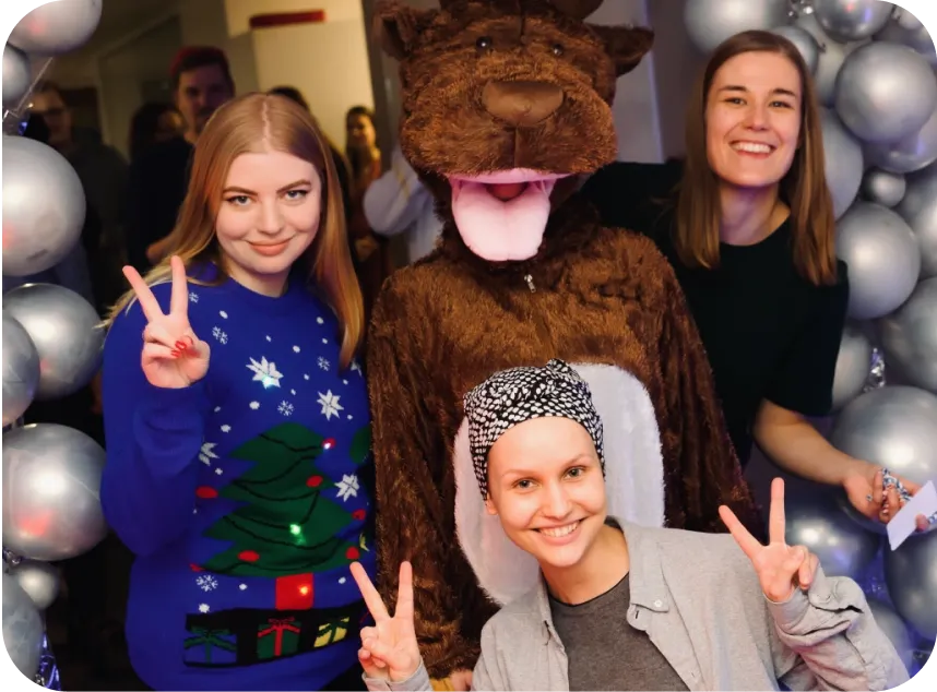 Three ladies at an office party of Analyse2