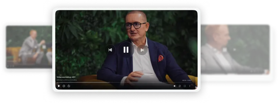 Mann mit Brille und Anzug sitzt auf einem gelben Sessel vor grünem Hintergrund in einem Video-Workshop.