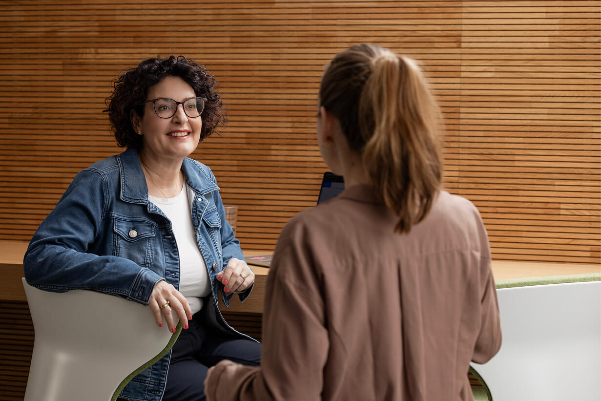 Konfliktgespräche erfolgreich führen: Wie Mitarbeiter:innen sich vorbereiten können