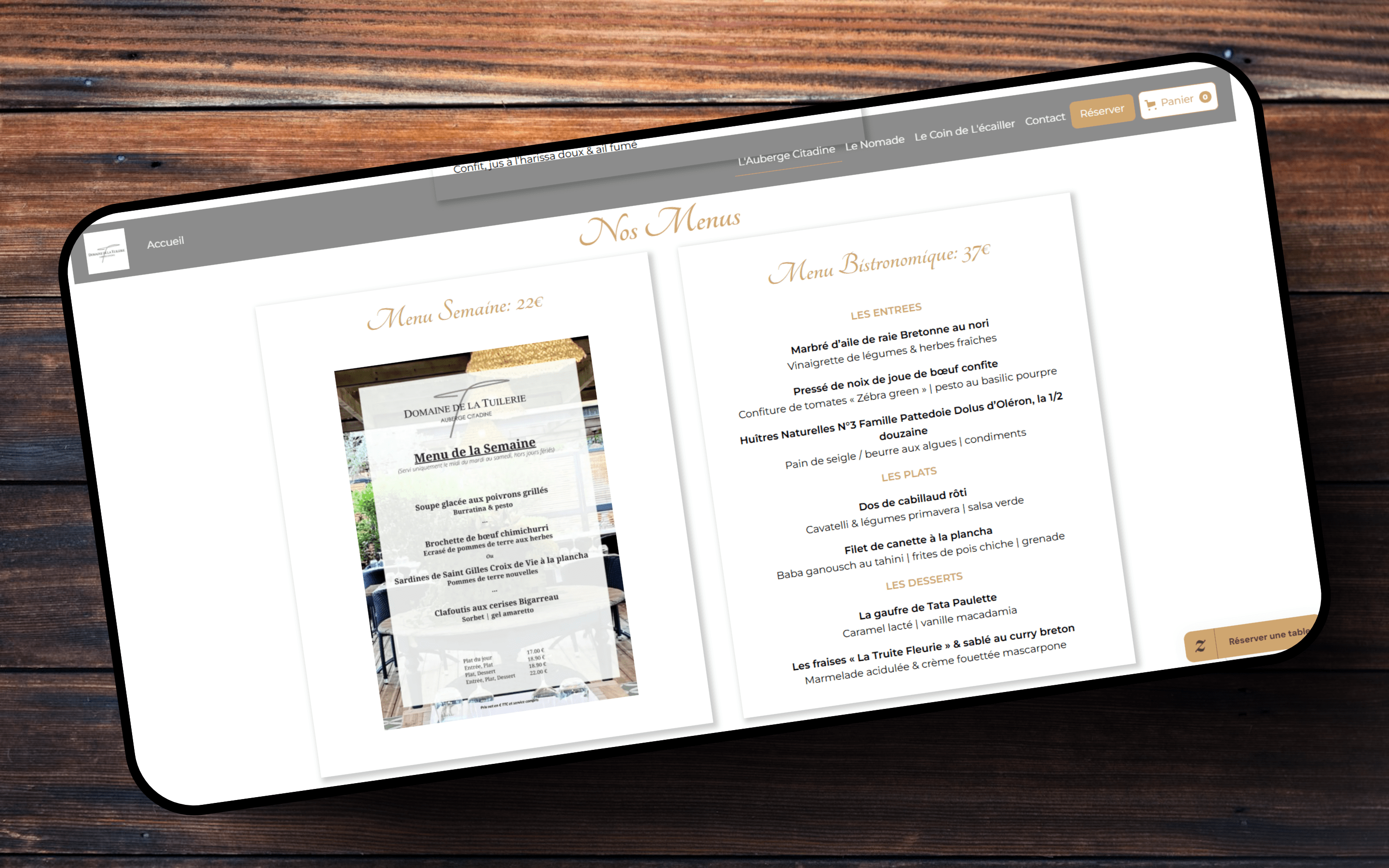 Un écran d'ordinateur affichant un site web de restaurant, "Le Domaine de la Tuilerie", présentant une page de différents menus proposés