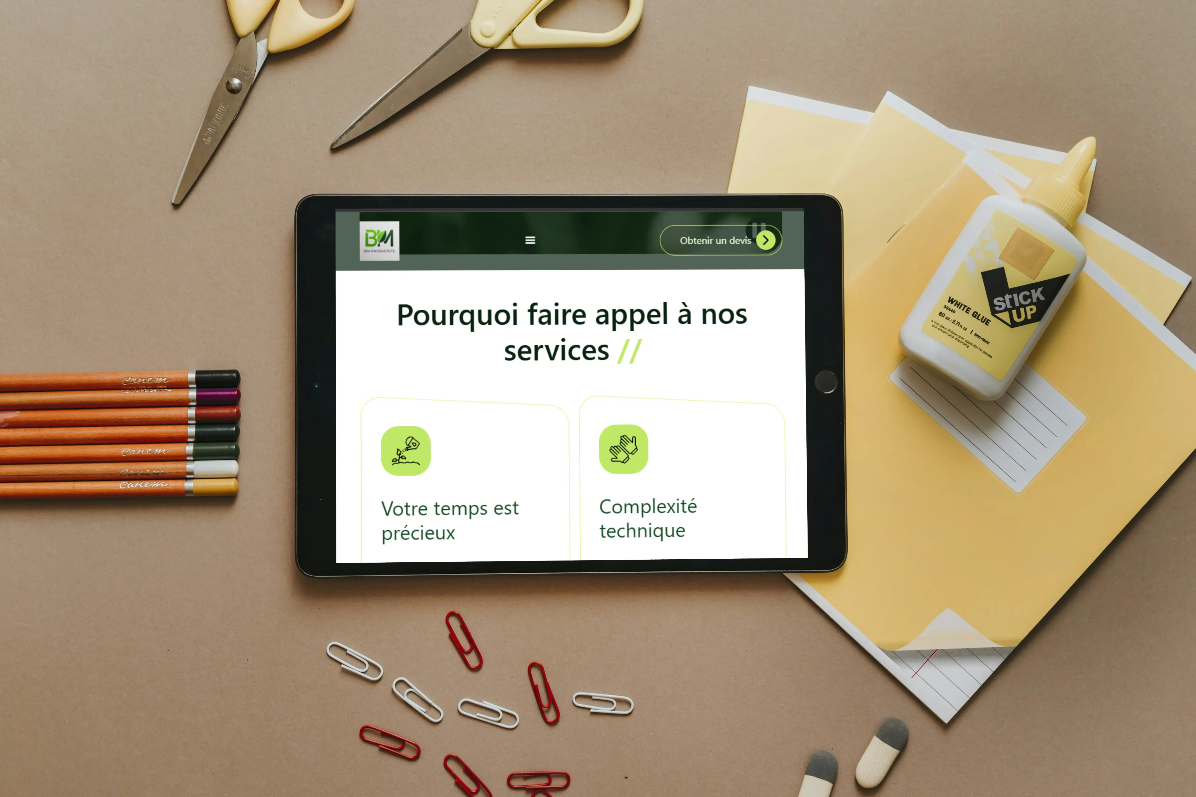 visuel sur tablette posée à côté de crayons et ciseaux