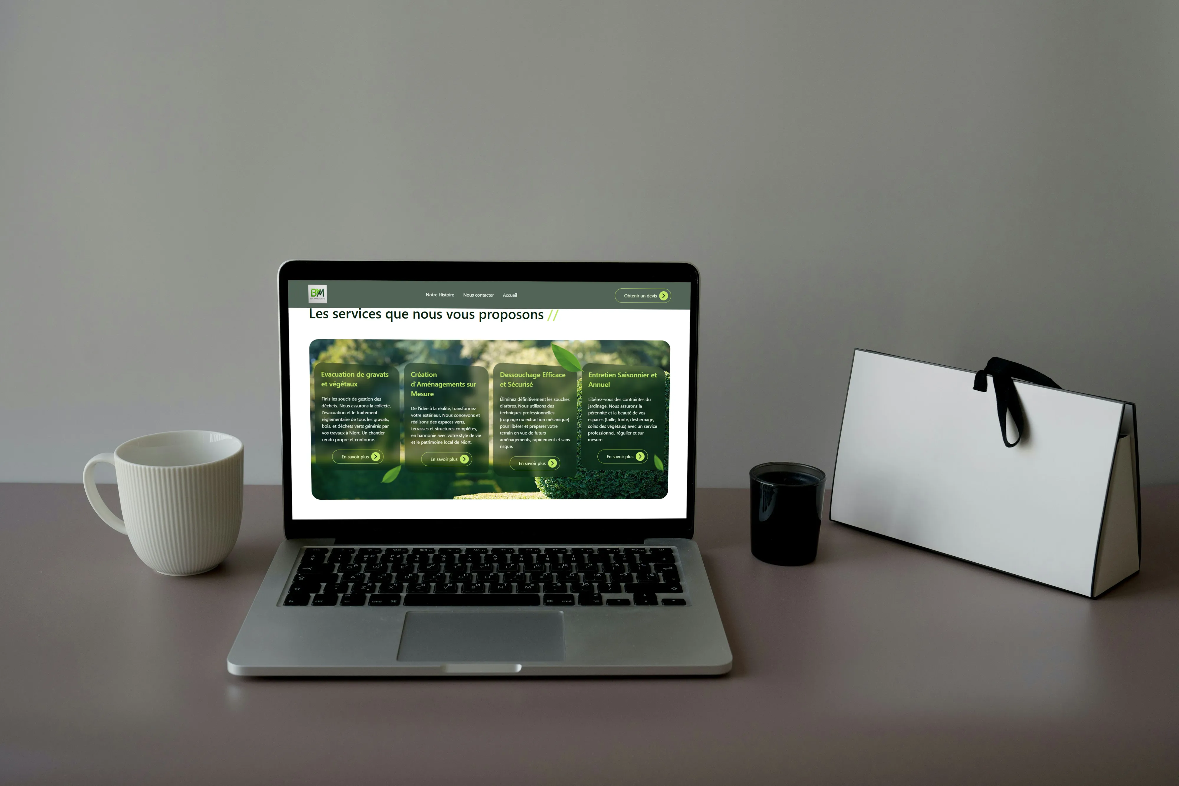 ordinateur portable , à coté une tasse