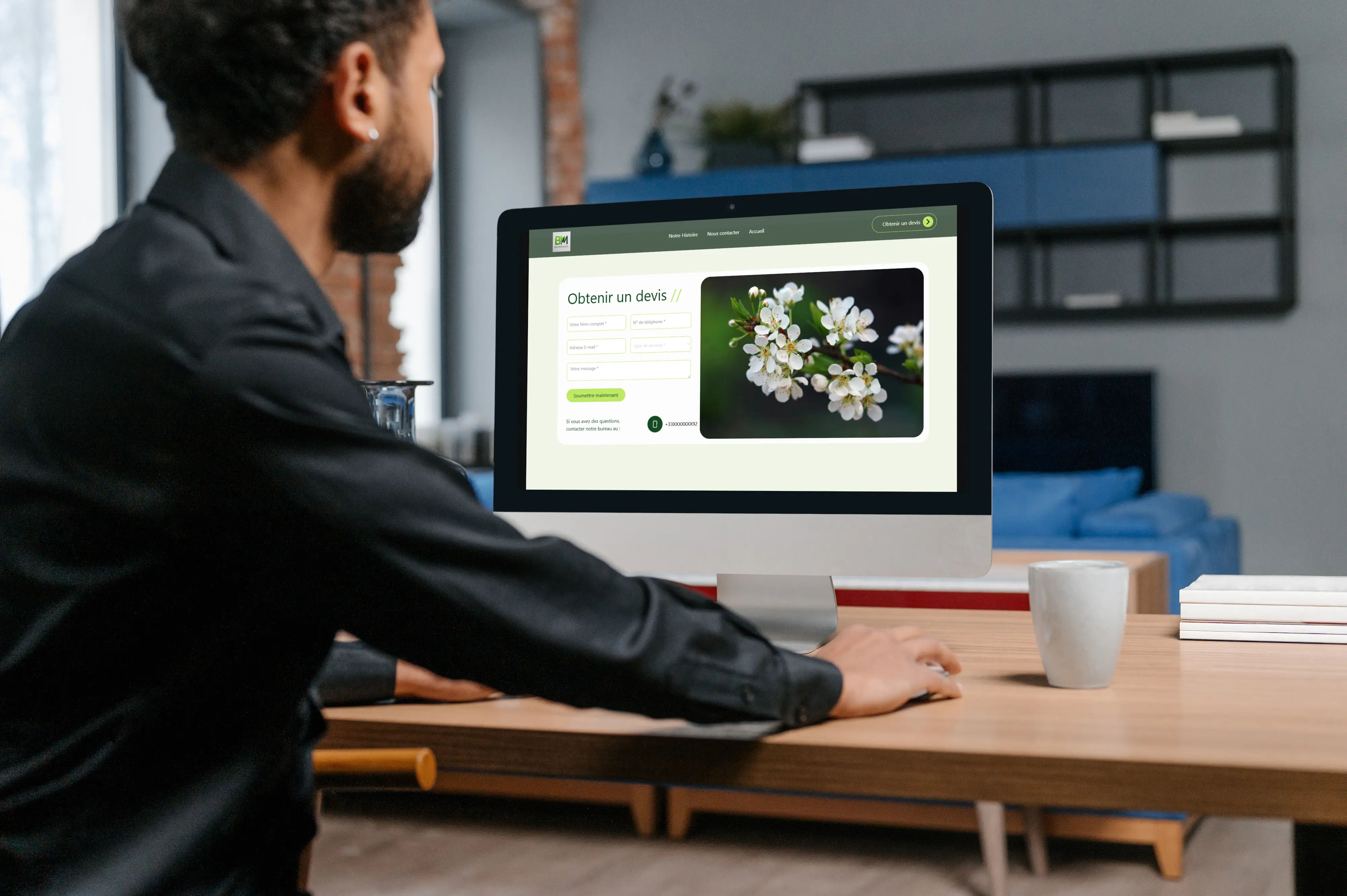 personne regardant le formulaire BM paysagiste sur son ordinateur