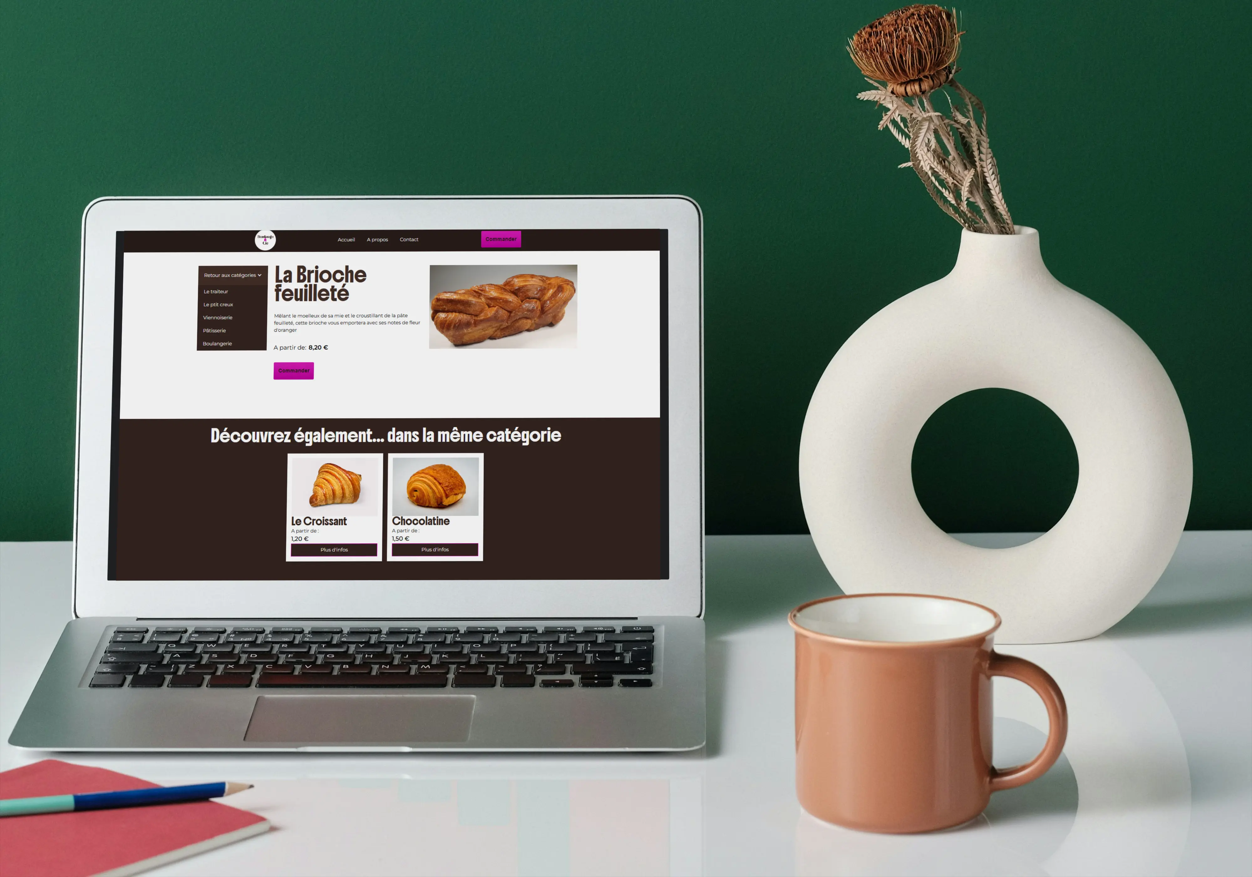 Un écran d'ordinateur affichant un site web de boulangerie, présentant une fiche produit . Le texte visible comprend des catégories et le détail du produit