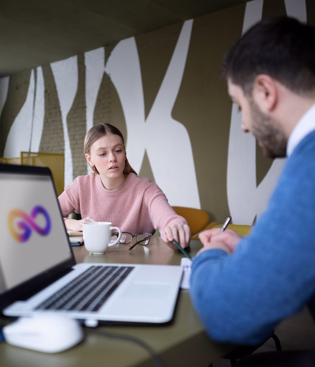 medium-shot-people-talking-office1