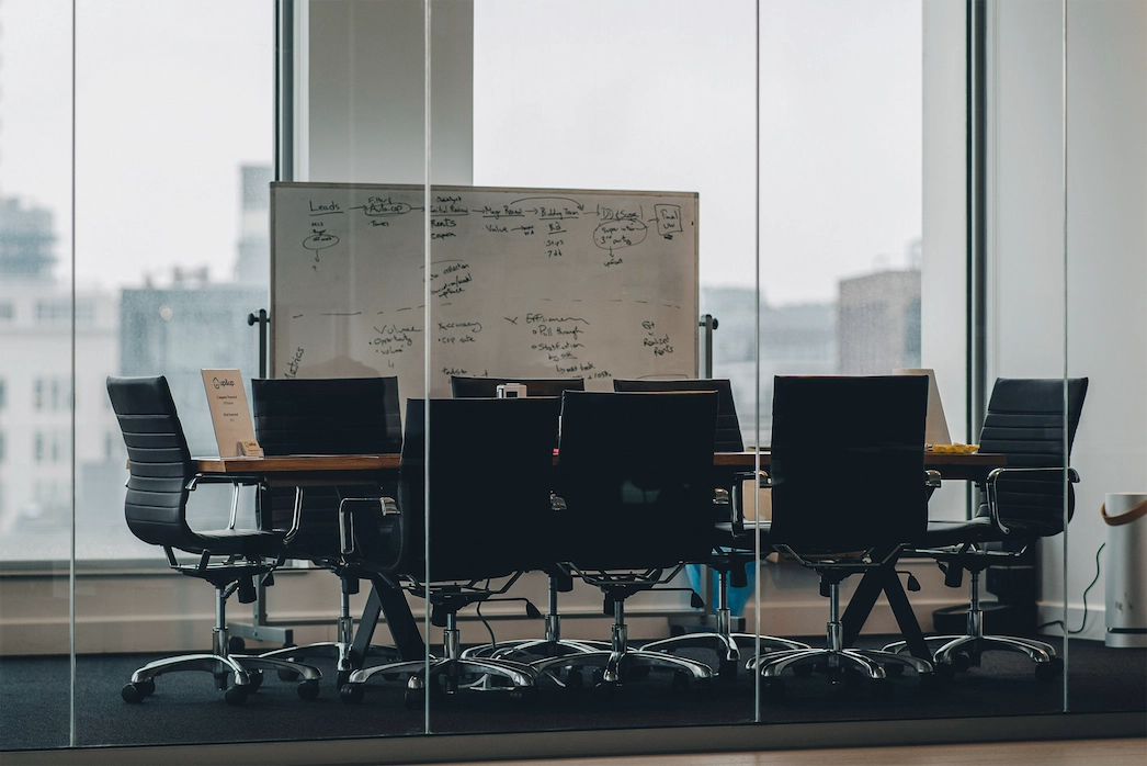 Modernt mötesrum med whiteboard som symboliserar strategisk planering för företagslån och ökad likviditet.