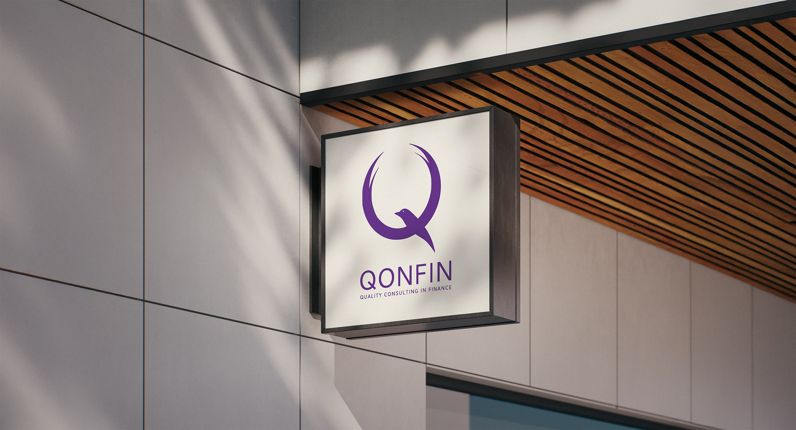 Det här är en "Om Oss"-sektion, vilket är avgörande för E-A-T (Expertise, Authoritativeness, Trustworthiness). Google älskar när man visar vilka som står bakom spakarna. Här ska vi inte bara beskriva bilderna, utan också stärka ert varumärke. Eftersom det är tre olika bilder med olika syften, delar jag upp dem här: 1. Den stora bilden (Logotyp-skylten) Detta är en viktig varumärkesbild. Här ska vi vara tydliga med företagsnamnet. Alt-text: "