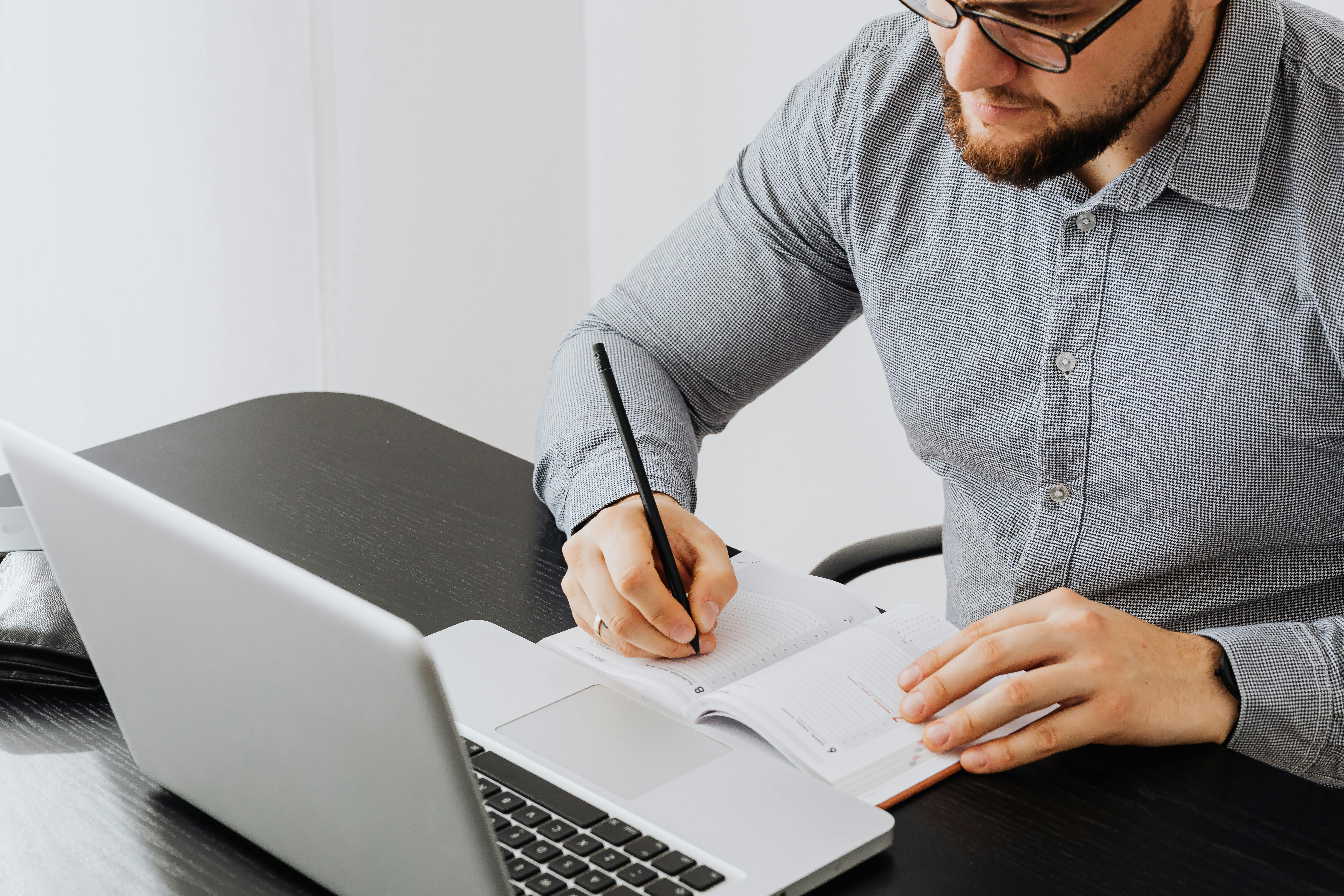 client working on finance planning with qonfin