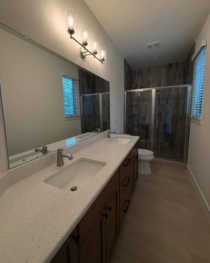 Salle de bain avec double lavabo.