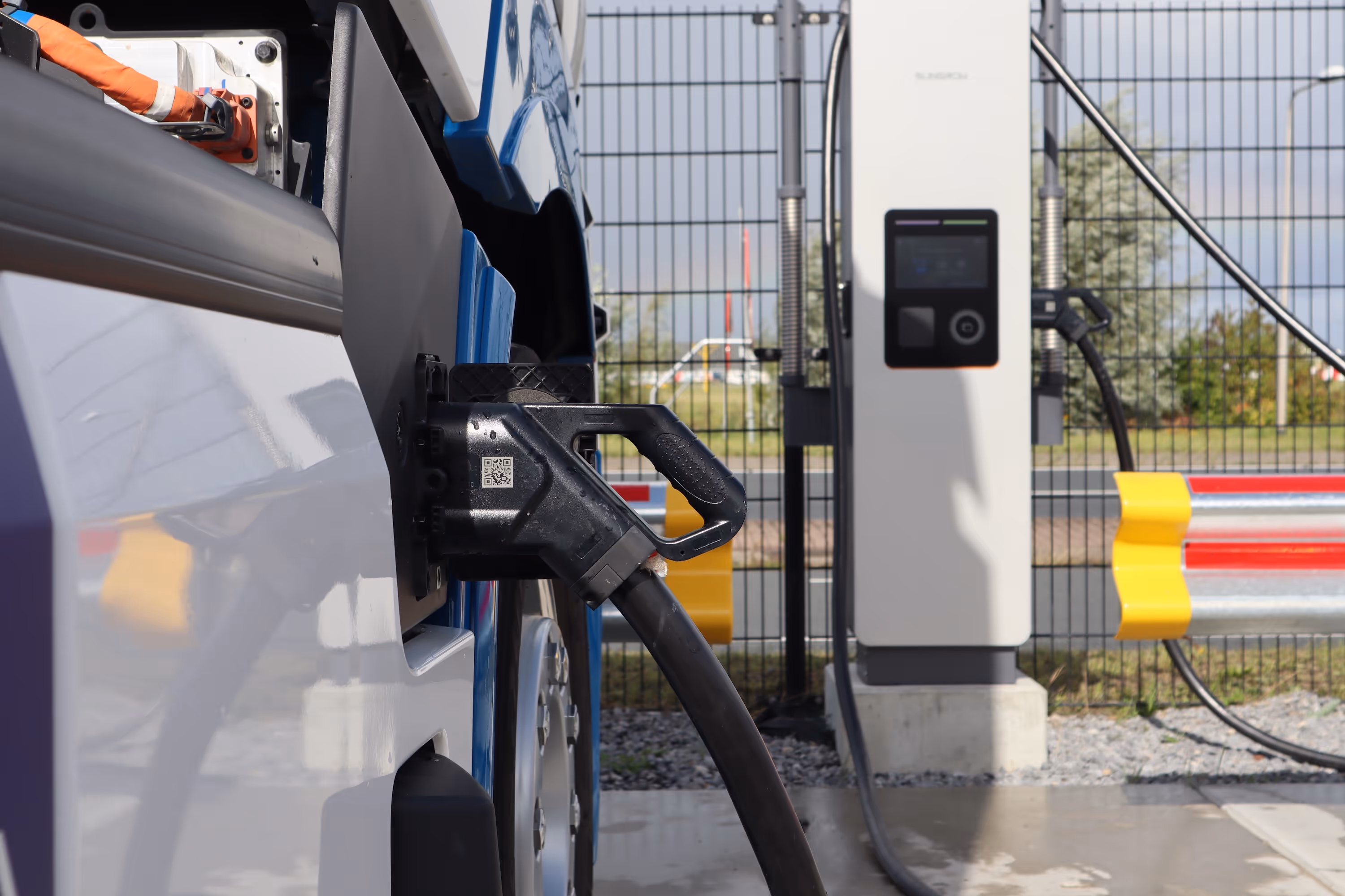 Elektrisch voertuig dat geladen wordt aan een laadpunt dat gebruik maakt van blokstroom.
