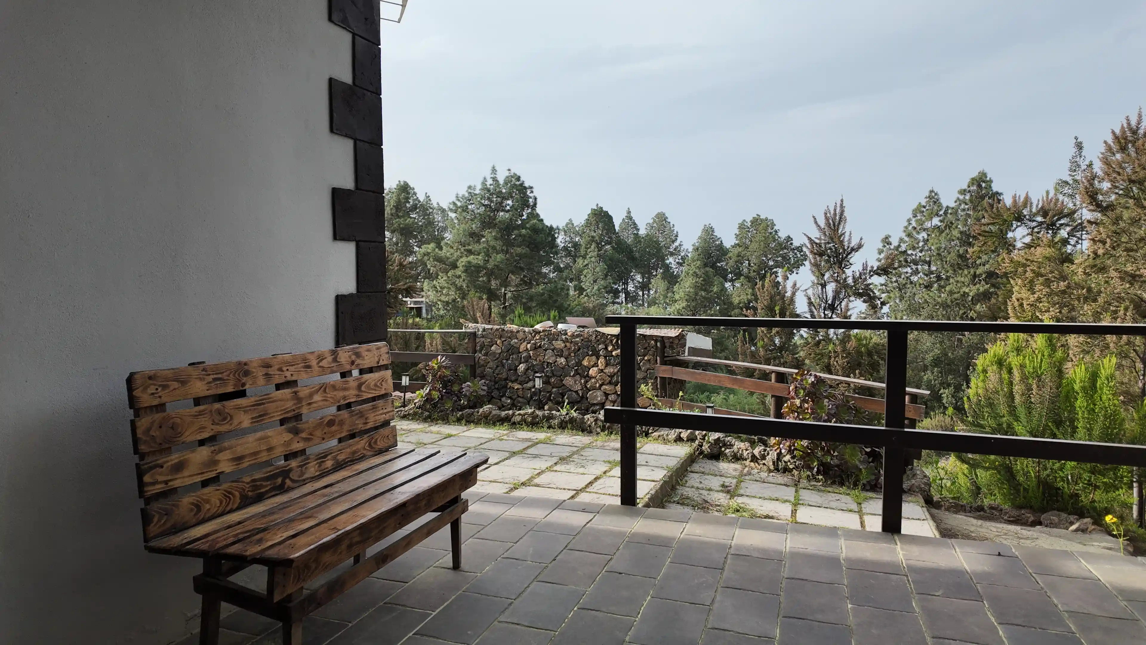 Außenbereich mit Terrasse und Naturblick