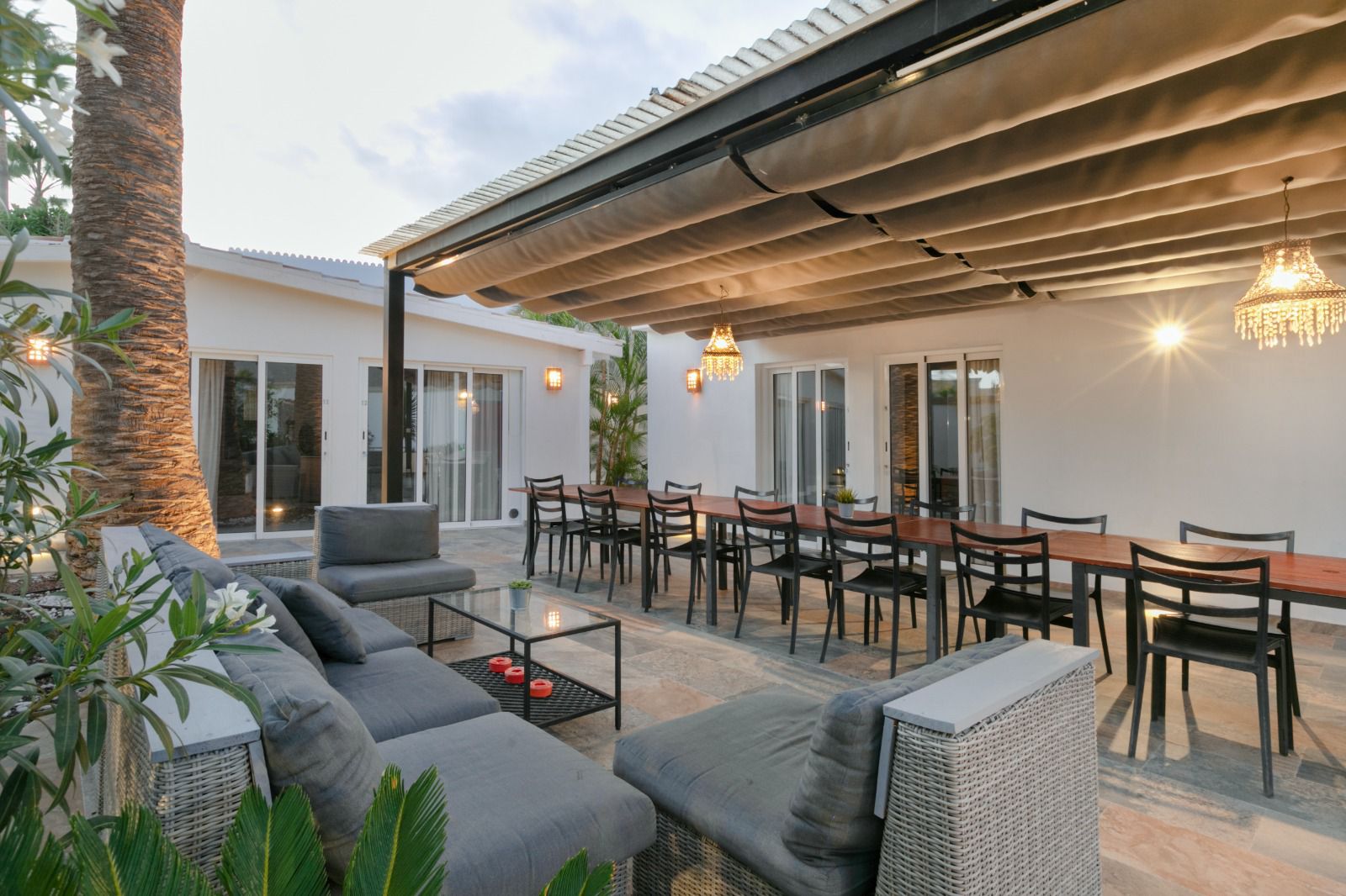 Überdachte Terrasse für gemeinsame Momente im Freien