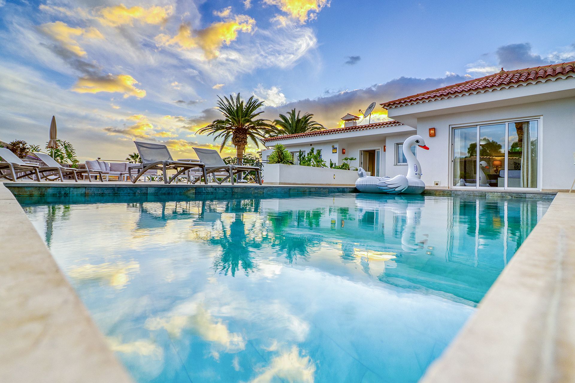 Großzügige Poolanlage der Villa Ginevra