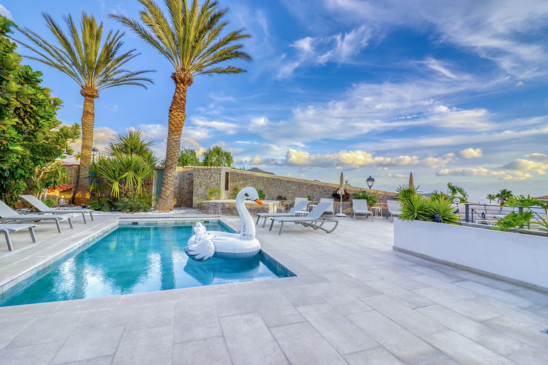 Poolterrasse der Villa Ginevra mit Blick auf den Außenbereich