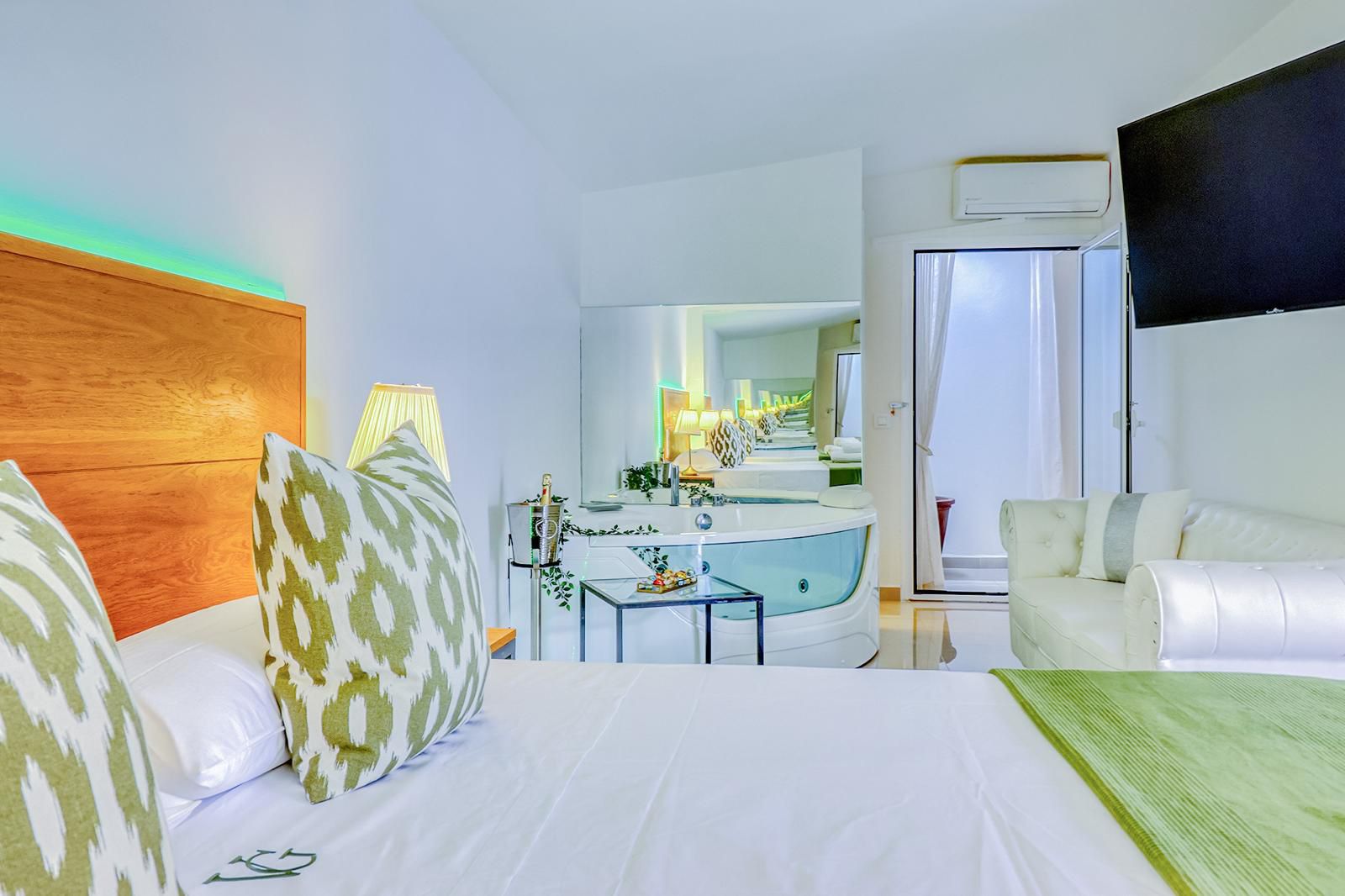 Schlafzimmer mit Jacuzzi und privatem Komfort