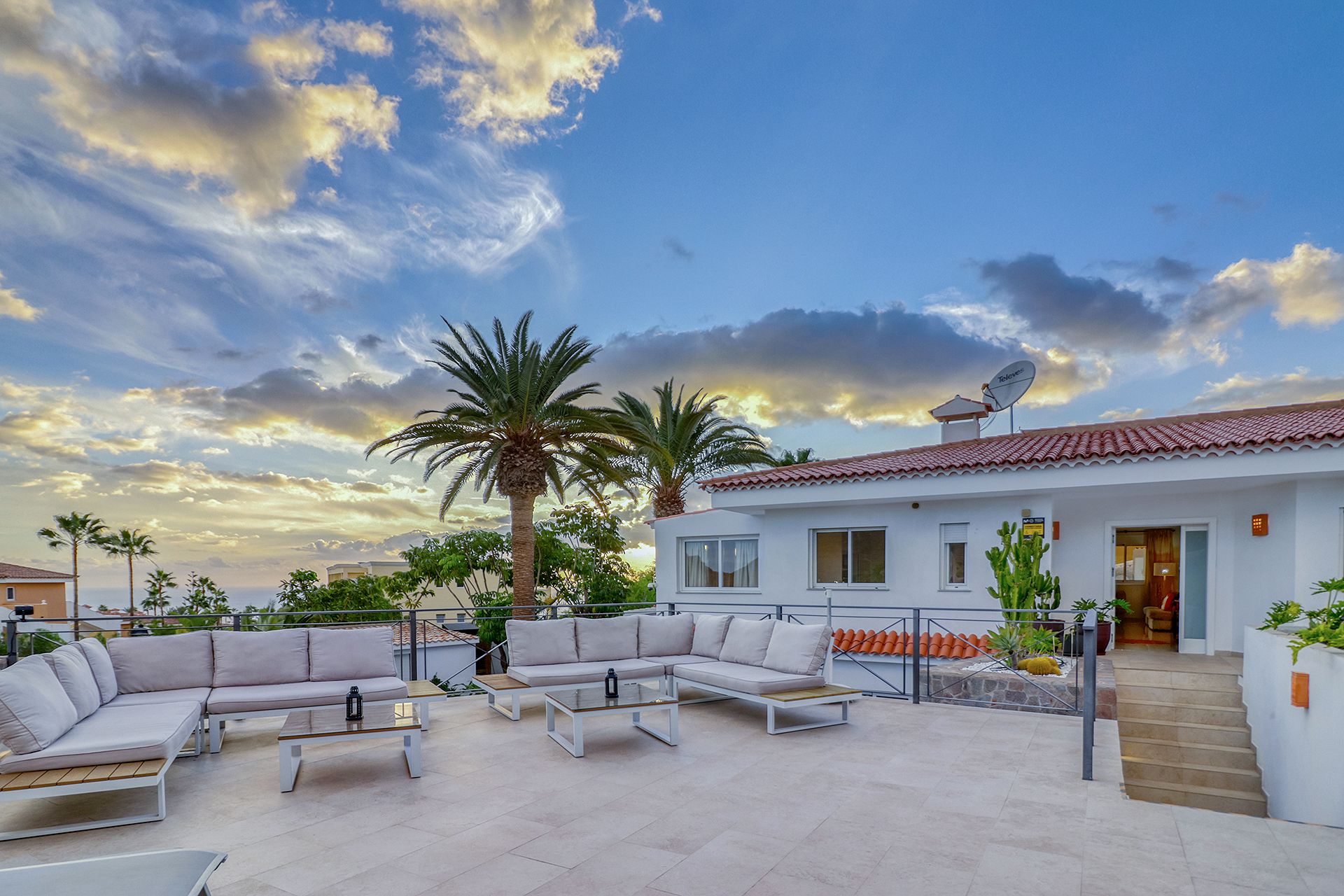 Terrassenlounge im Außenbereich der Villa Ginevra