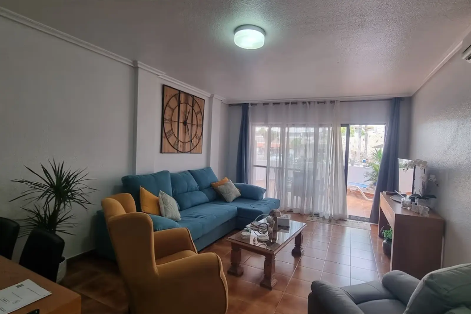Wohnzimmer mit Zugang zur Terrasse