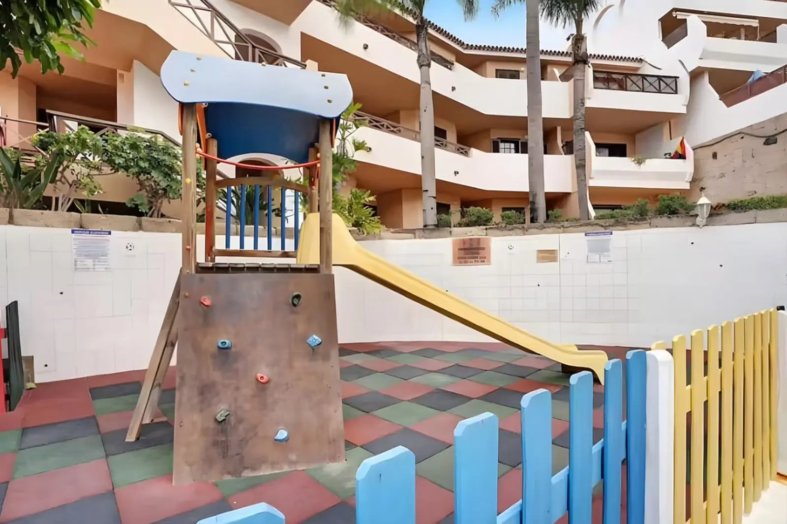 Kinderspielplatz der Apartmentanlage